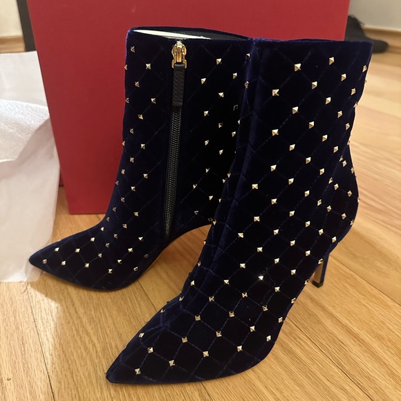 Valentino Garavani Rockstud quilted velvet ankle boots - Picture 6 of 8